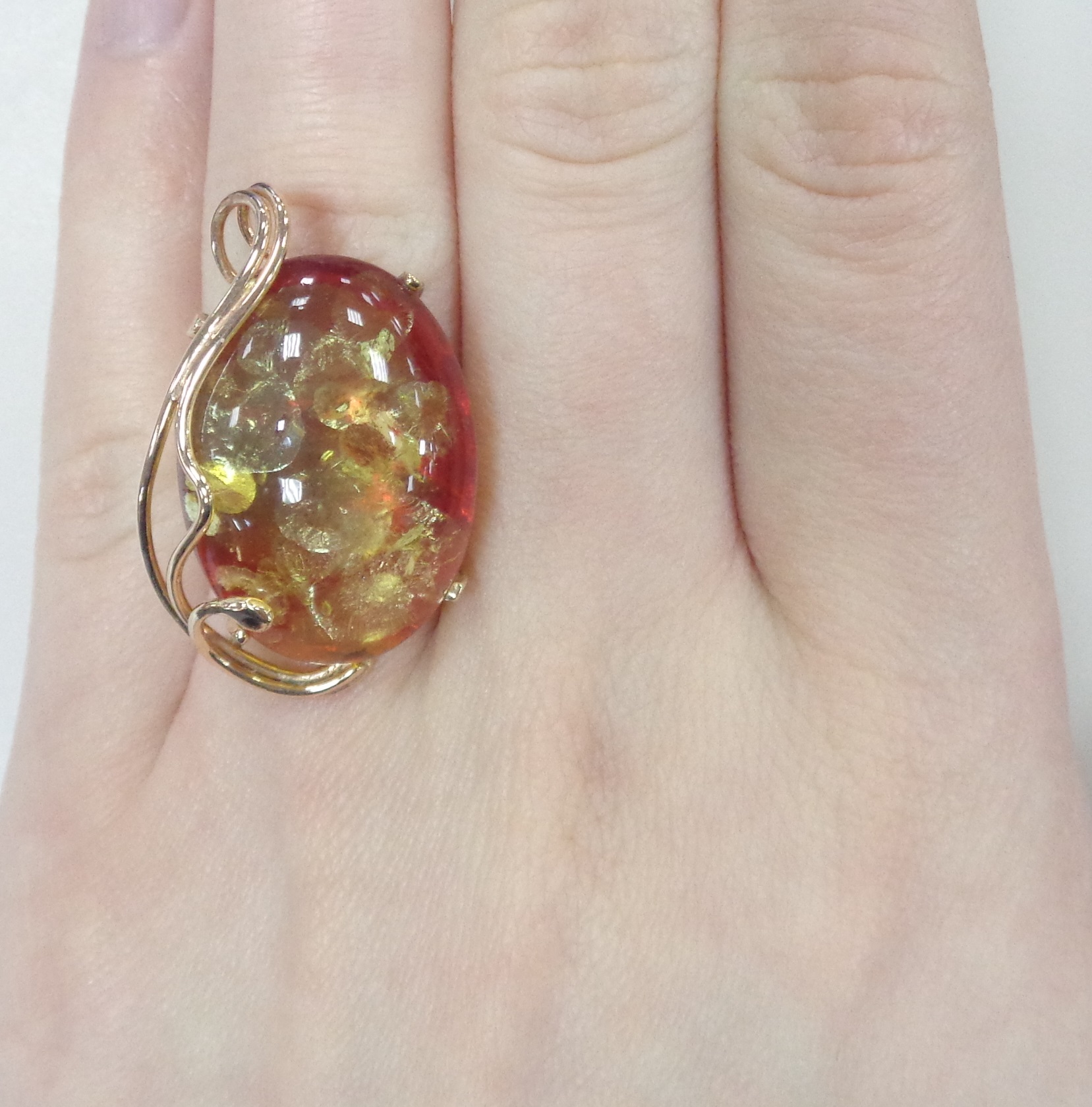 Серебряное кольцо с янтарем